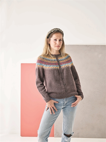 Cardigan med mønstret bærestykke i Esther by Permin