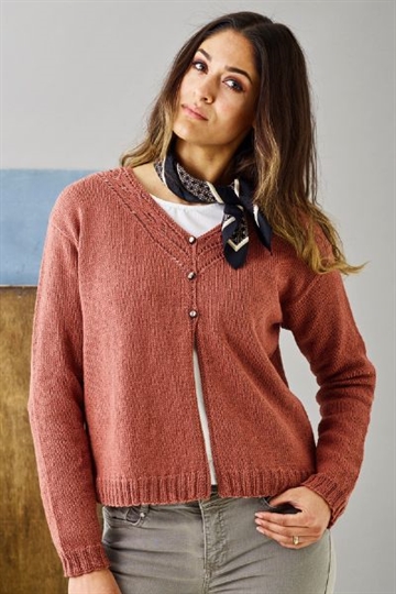 Cardigan med v-hals i mønster Esther by Permin
