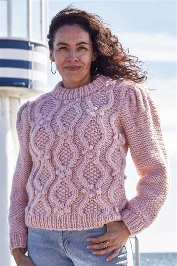 Sweater med kabel og pufærmer - Betty by Permin