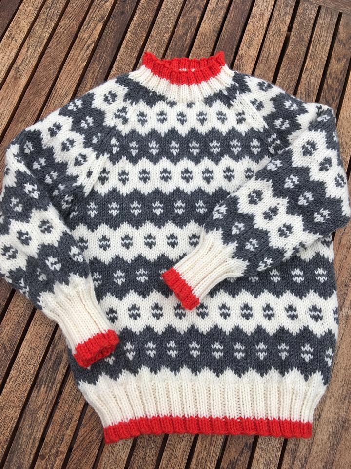 Port Drik vand Merchandising Islandsk Sweater - strikkeopskrift til børn hos Fru Hyasinth